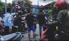 Mirip Petarung UFC,...