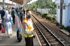 Satpam Berseragam Mirip...