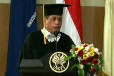 Nurdin Halid Raih Gelar...