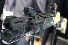 Senapan Kalashnikov...