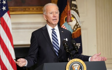 Biden Bentrok dengan...