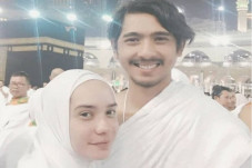 Bagi-bagi Angpao, Putri...