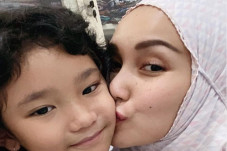 Menangis, Ayu Ting Ting...