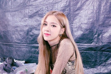 Rose BLACKPINK Isyaratkan...