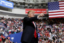 Diputus Bebas, Trump:...