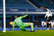 Fulham Gasak Everton...