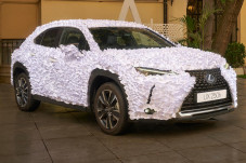 Lexus UX Terselubung...