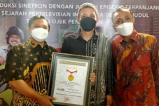 Raih Rekor MURI, Tukang...