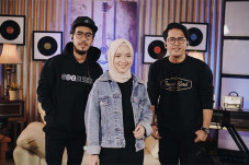 Rekan Band Digugat Cerai...