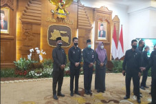 Wagub Emil Serahkan...