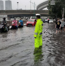 Hujan Sebentar, Jalanan...
