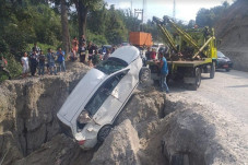 Hilang Kendali di Tikungan,...