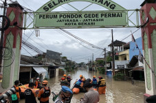 Tanggul Jebol Jumat...