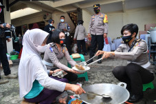 Hadir di Tengah Korban...