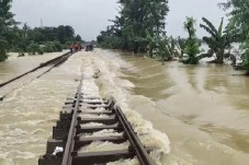Rel Diterjang Banjir...