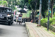 Rem Blong, Truk Pengangkut...