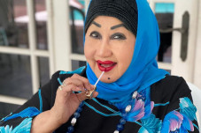 Dewi Motik Hadirkan...
