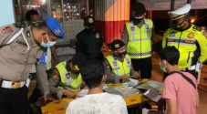 Berkerumun di Warung...