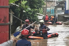 Perahu Evakuasi Terbalik,...