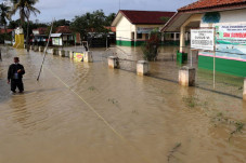 Mulai Surut, Tersisa...
