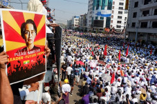Demonstran Makin Berani,...