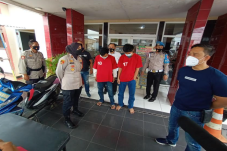 Gegara Hutang, Kepala...