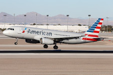 American Airlines Berhadapan...