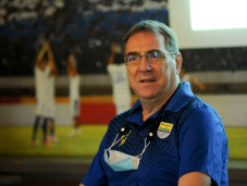 Pelatih Persib Ingin...