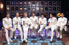 BTS Bawakan Fix You...