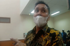 Berbatik Cokelat, Nus...
