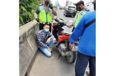 Lewat JLNT Pesing, Pelanggar...