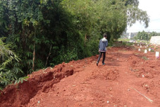Permukaan Tanah Retak,...