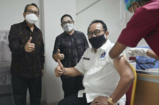 Vaksinasi COVID-19 untuk...
