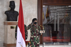 Panglima Pimpin Penyerahan...