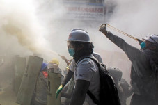 18 Demonstran Ditembak...