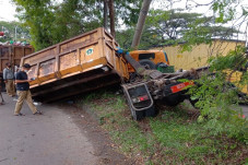 Truk Sampah Rusak Parah...