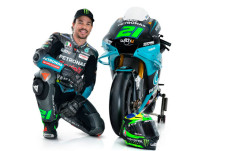 Girang Tunggangi YZR-M1...