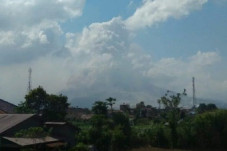 Sinabung Terus Erupsi,...