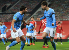 Bek Andalan Man City...