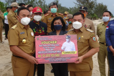 Gubernur Kalteng Serahkan...