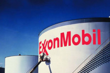 Exxon Berdarah-darah,...