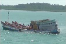 Curi Ikan di Perairan...