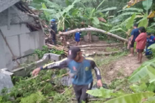 Diterjang Angin Kencang,...