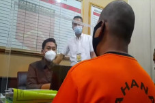 Tak Kuat Menahan Hasrat,...