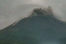 Dini Hari Merapi Semburkan...