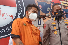 Sambil Menangis, Mantan...