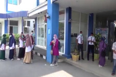 Gempa M5,8 Petugas dan...