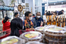 Menparekraf Ajak Masyarakat...