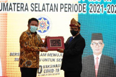 Gubernur Herman Deru...
