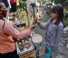 Mengunjungi Kampung...